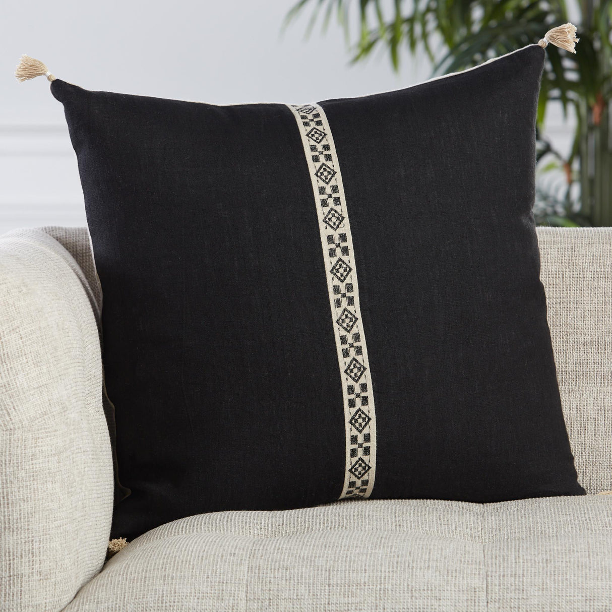 Jaipur Living Taiga Loma Tribal Black / Ivory 22" x 22" Pillow