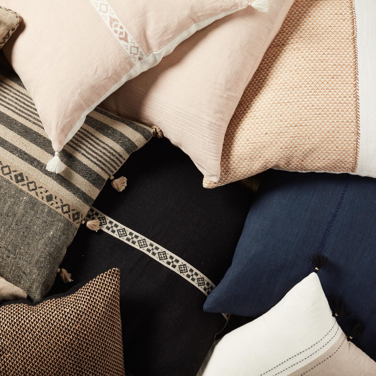 Jaipur Living Taiga Loma Tribal Black / Ivory 22" x 22" Pillow