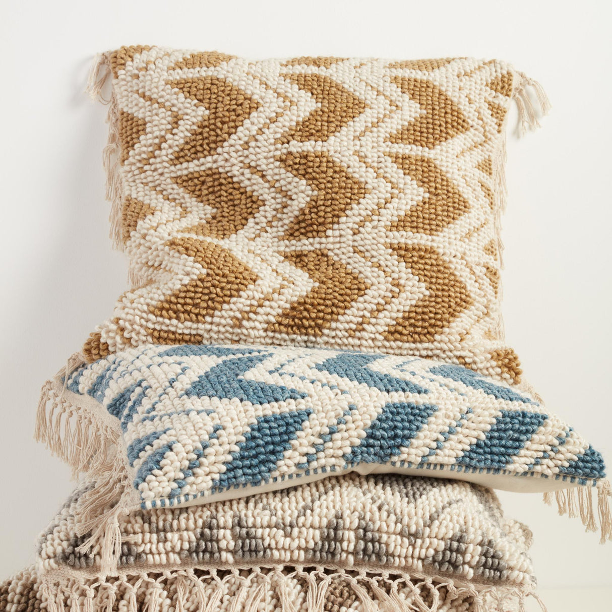 Jaipur Living Bayu Takeo Chevron Gray / Ivory 22" x 22" Pillow