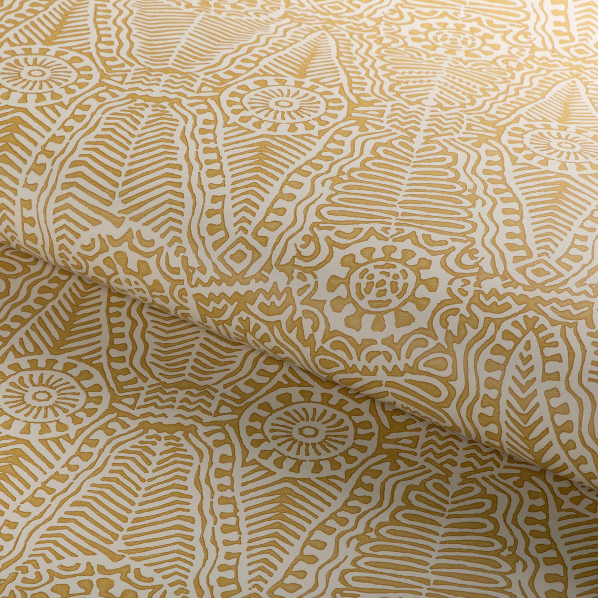 Lee Jofa DRAYTON PAPER MAIZE Wallpaper