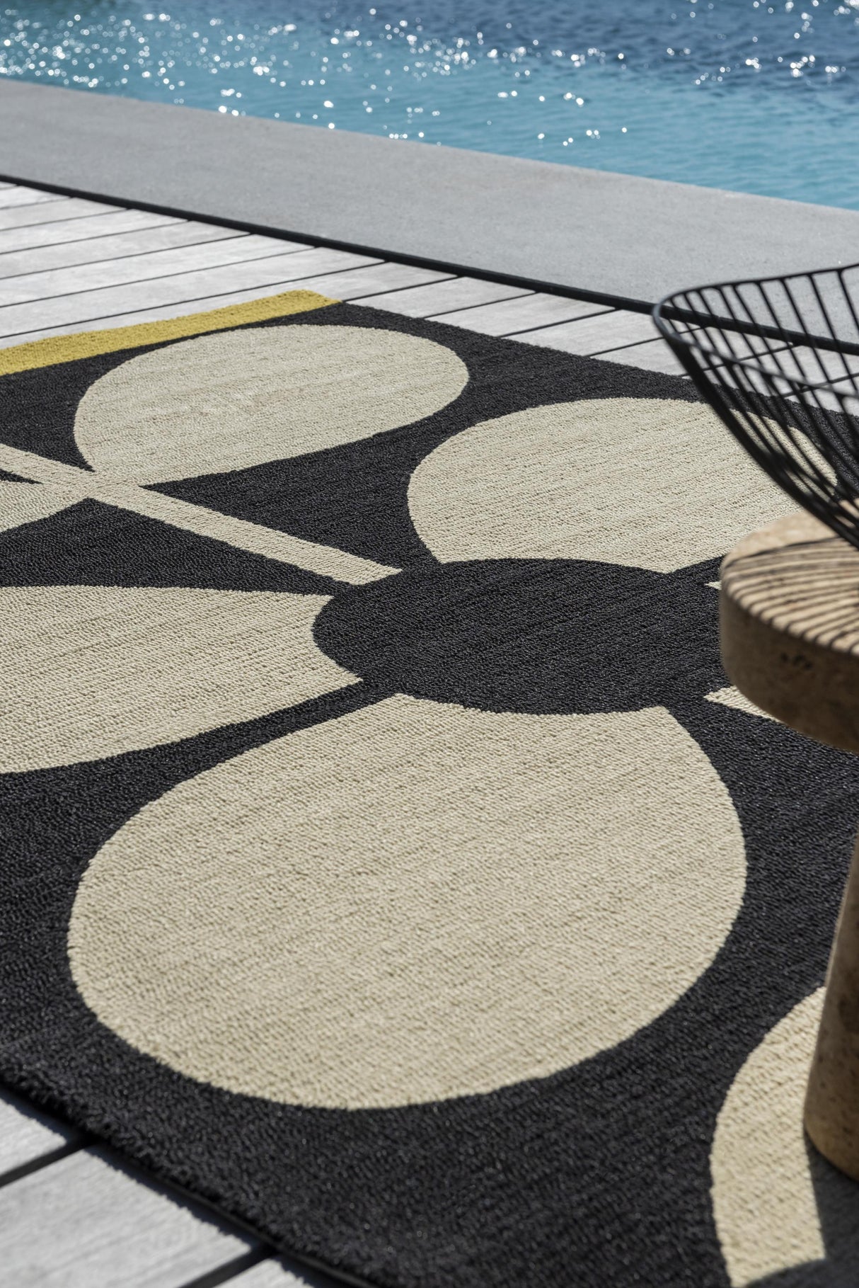 Brink & Campman In-Outdoor OR Giant Sixties Stem-Noir 6'7 x 9'2 Rug