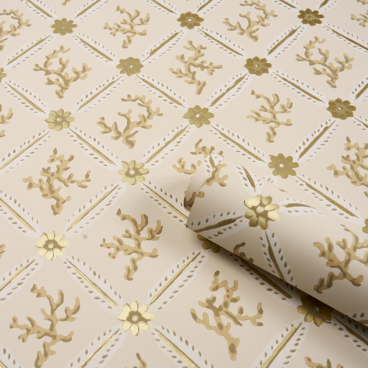 Schumacher Corail Leaf Trellis Champagne Wallpaper – DecoratorsBest