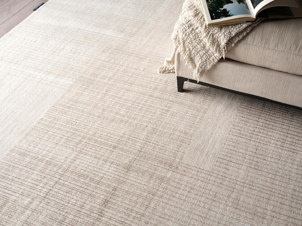 Exquisite Rugs Exquisite Rugs Cantori Handmade Wool/Bamboo Silk in 7199 Ivory/Light Beige 4' x 6' Area Rug