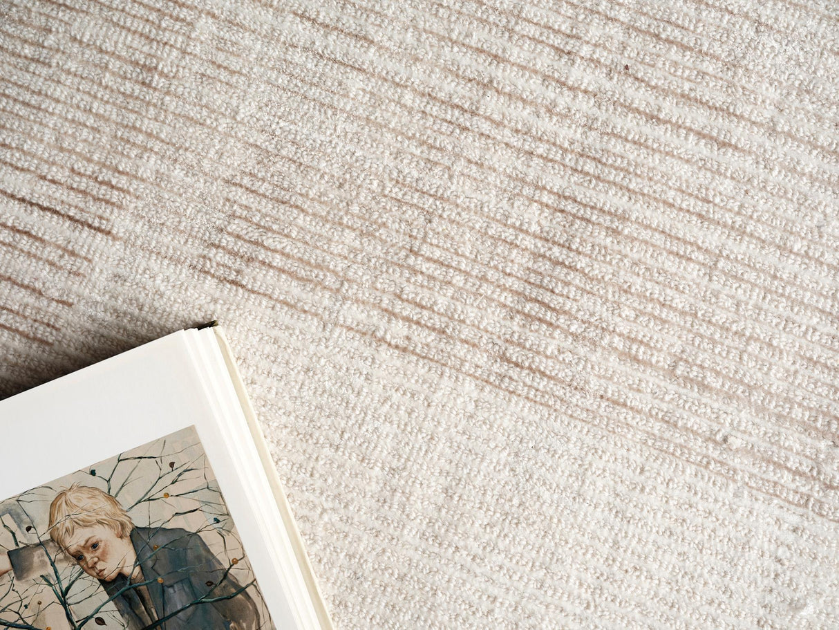 Exquisite Rugs Exquisite Rugs Cantori Handmade Wool/Bamboo Silk in 7199 Ivory/Light Beige 4' x 6' Area Rug