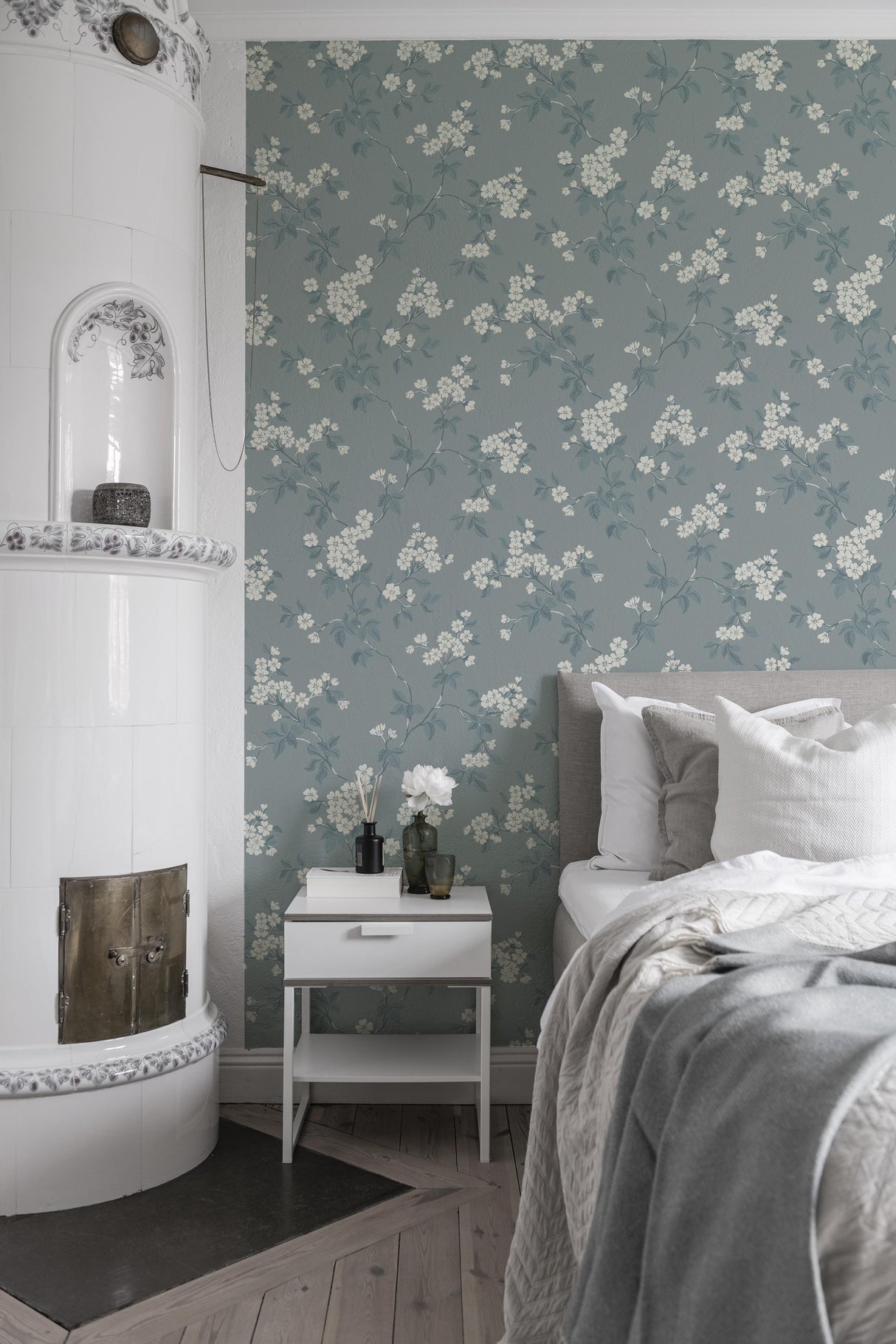 Winfield Thybony BLOMMA FEDERAL BLUE Wallpaper