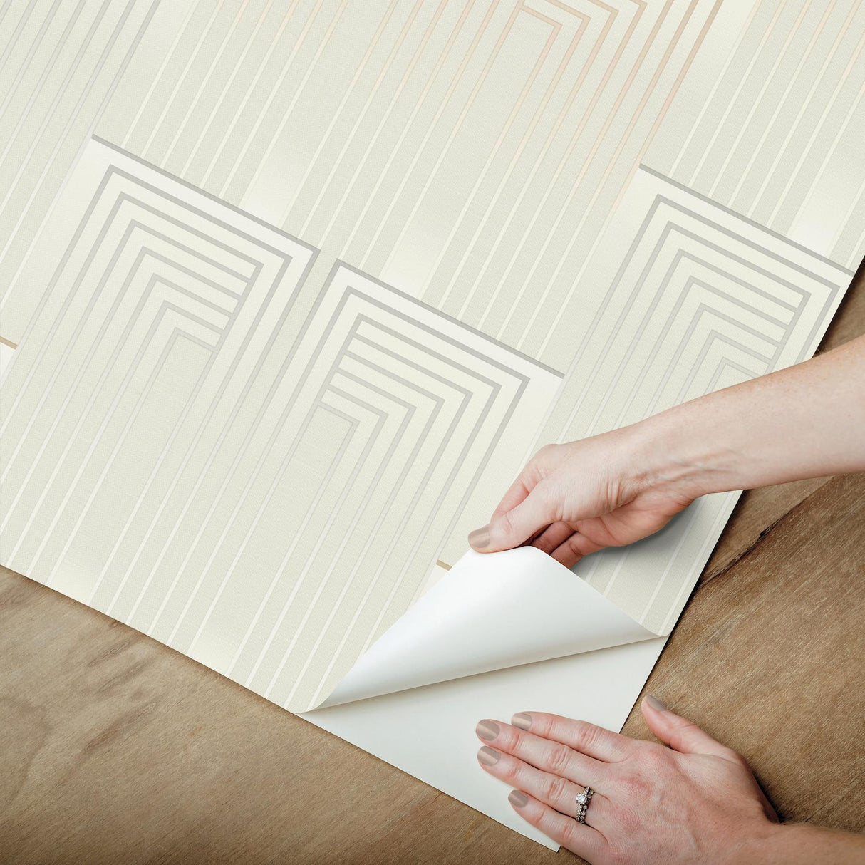 Candice Olson Vanishing Silver & Gold Peel & Stick Off-White Wallpaper