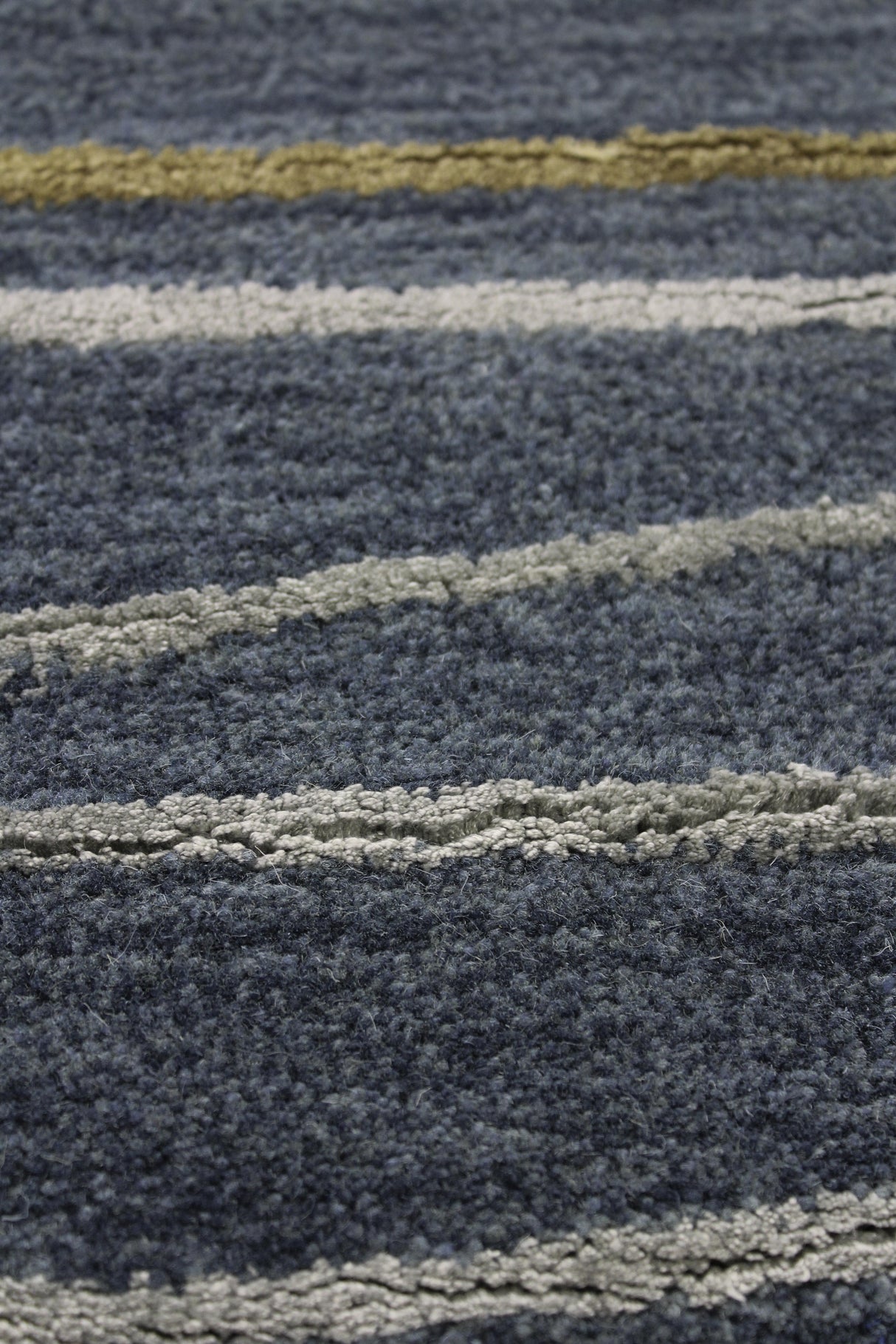 Bashian Greenwich Hand Tufted Wool And Viscose Azure 3.75' x 5.75' Area Rug