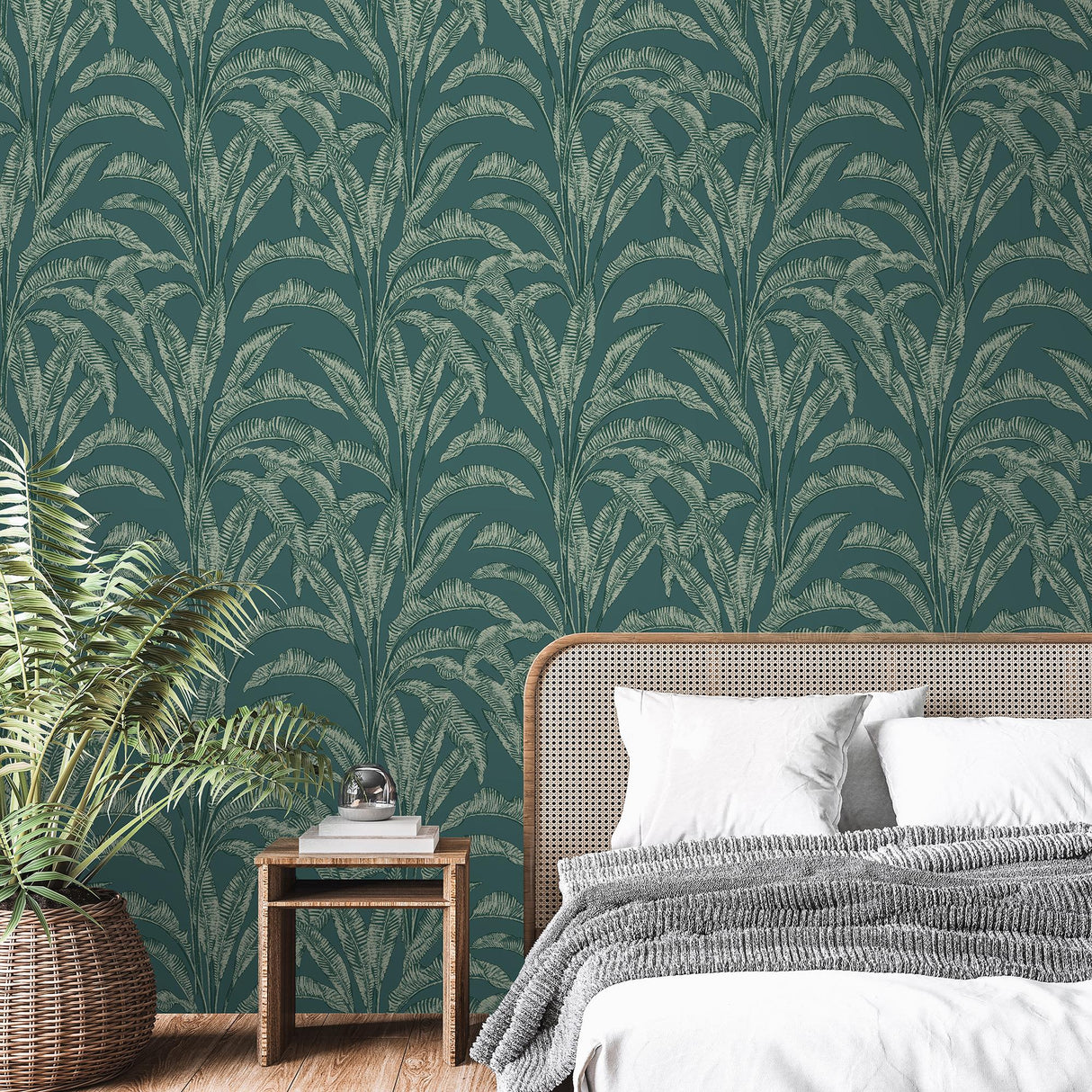 DecoratorsBest Luxe Tropical Palm Green Wallpaper