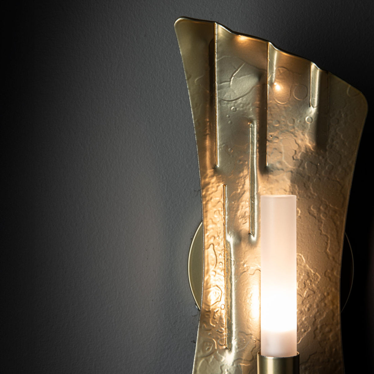 Hubbardton Forge 2024 Modern Brass Frosted Glass (FD) Crest 1-Light Sconce