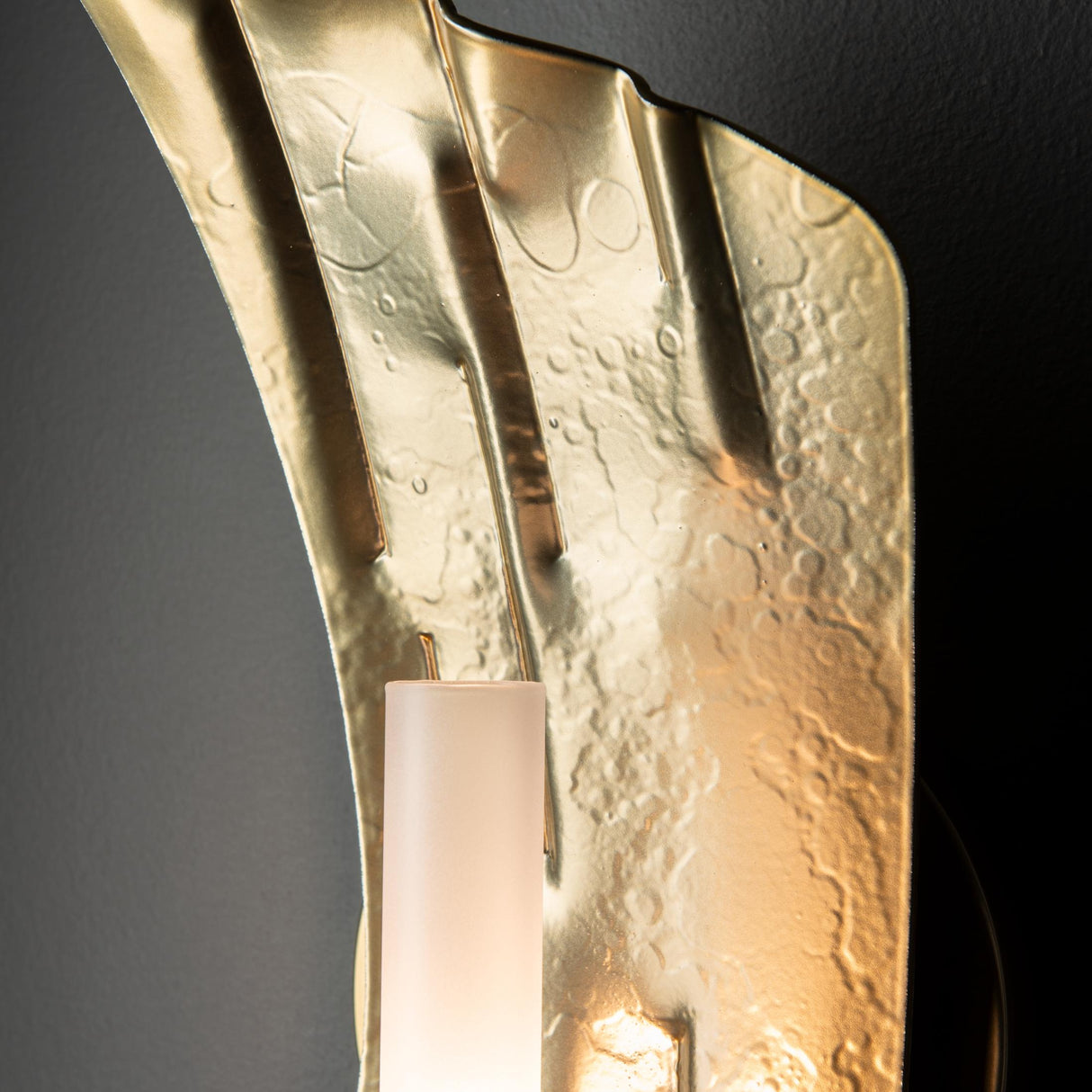 Hubbardton Forge 2024 Modern Brass Frosted Glass (FD) Crest 1-Light Sconce