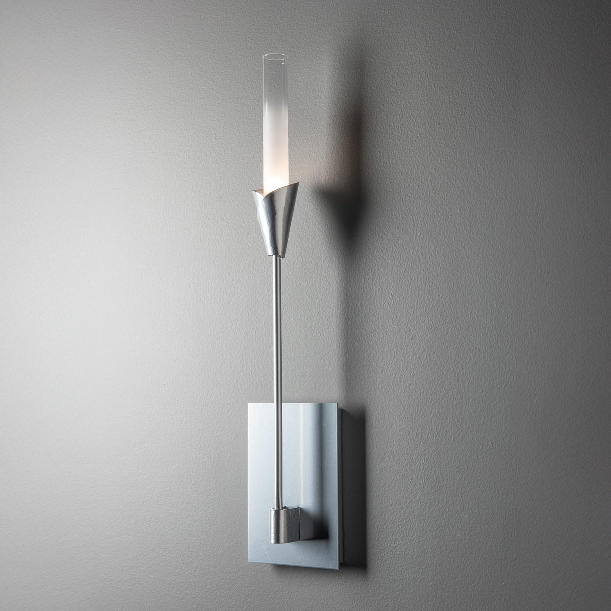 Hubbardton Forge 2025 Sterling Frosted Gradient Glass (WC) Lilium Sconce