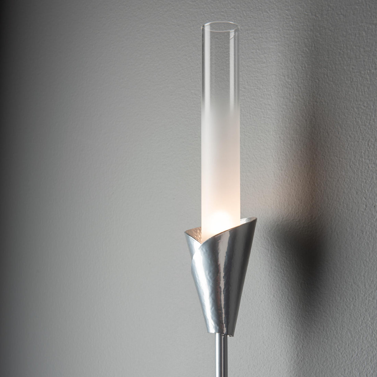 Hubbardton Forge 2025 Sterling Frosted Gradient Glass (WC) Lilium Sconce