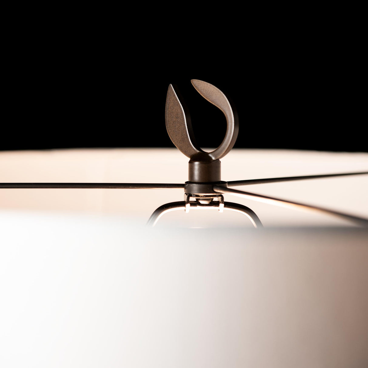 Hubbardton Forge 2025 Bronze Natural Anna Shade (SF) Dahlia Table Lamp
