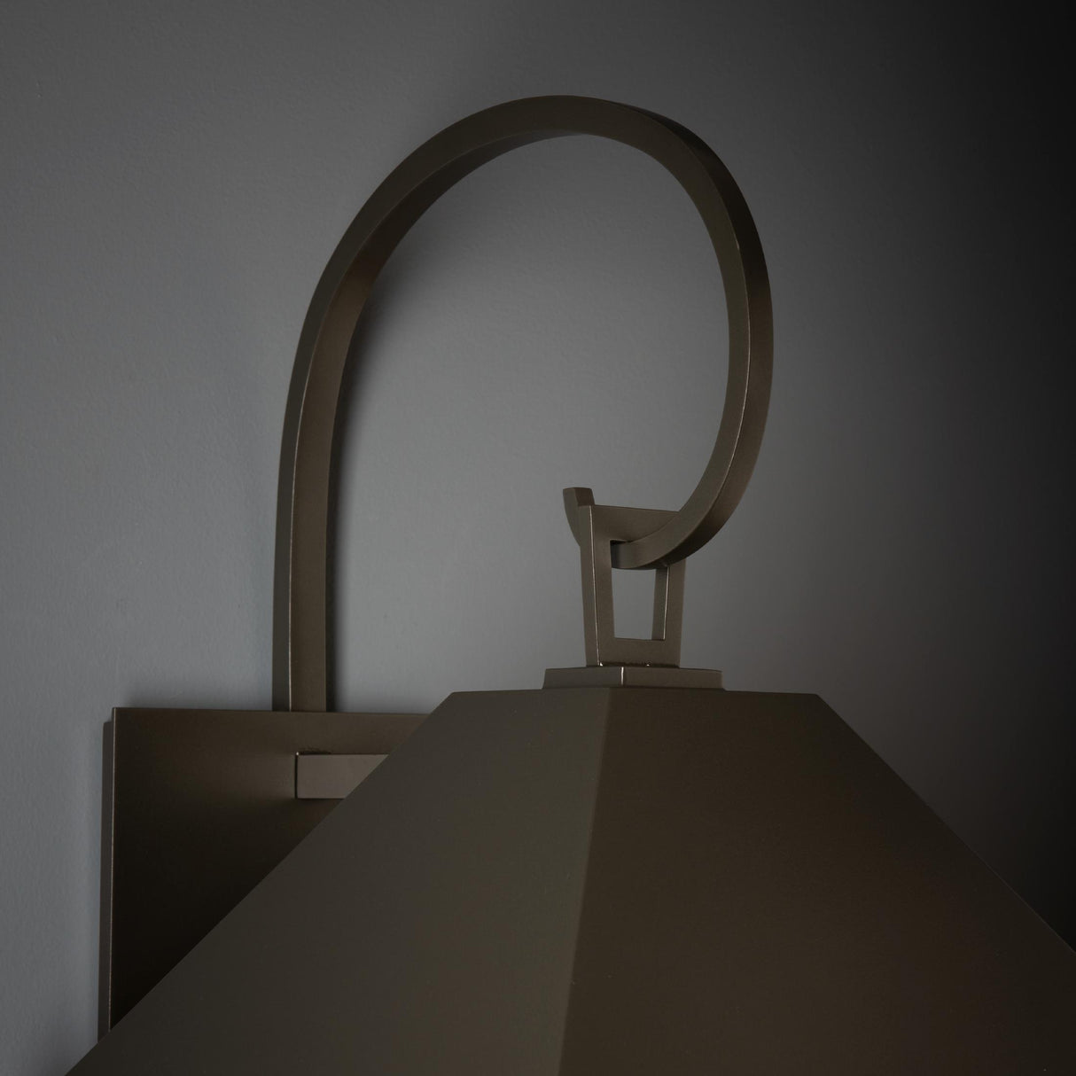 Hubbardton Forge 2025 Coastal Dark Smoke Seeded Clear Glass (II) Dorset Large Dark Sky Friendly Outdoor Sconce