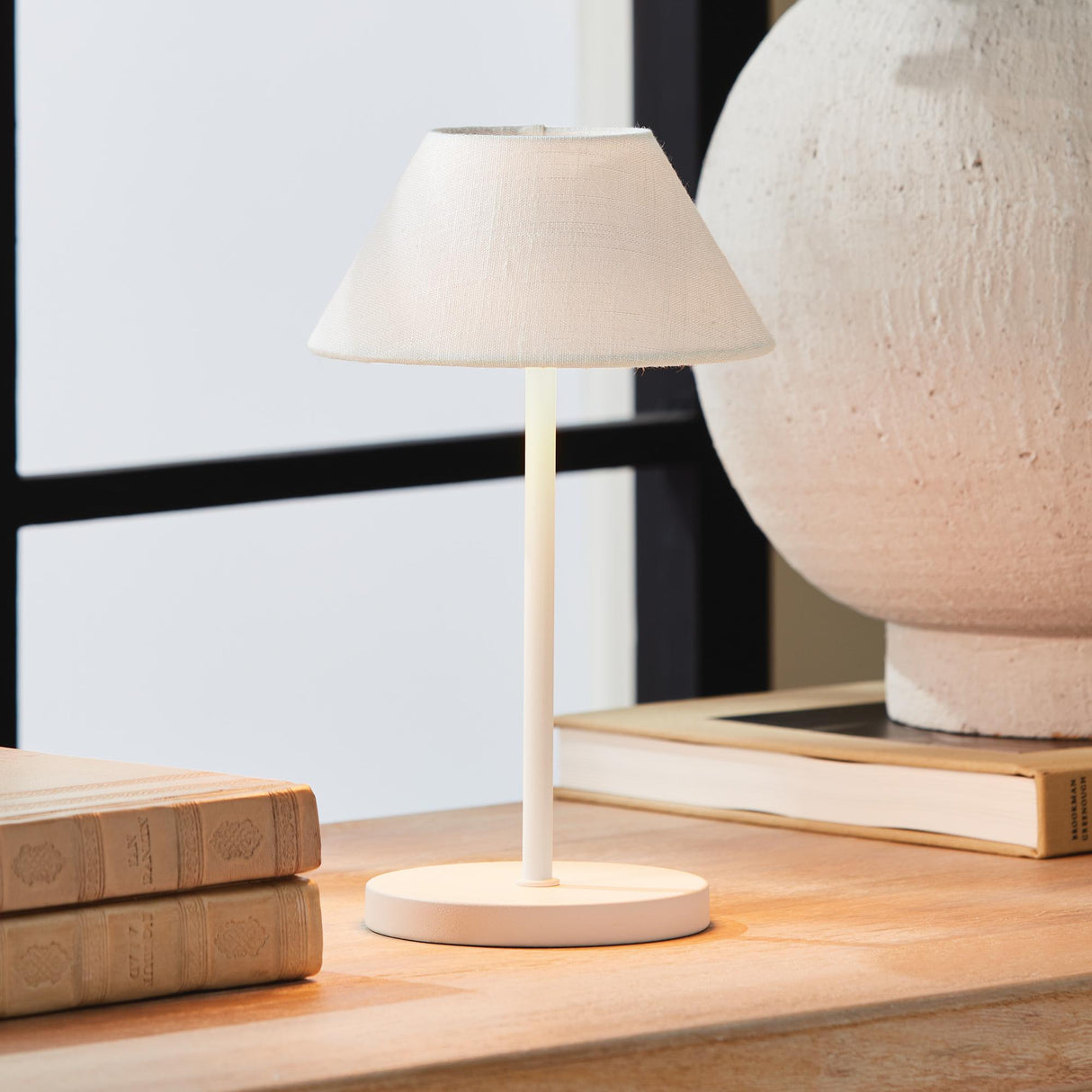 Napa White Linen Shade/White Base ALLUNA CORDLESS LED LAMP 10"