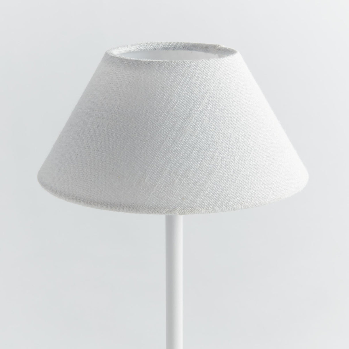 Napa White Linen Shade/White Base ALLUNA CORDLESS LED LAMP 10"
