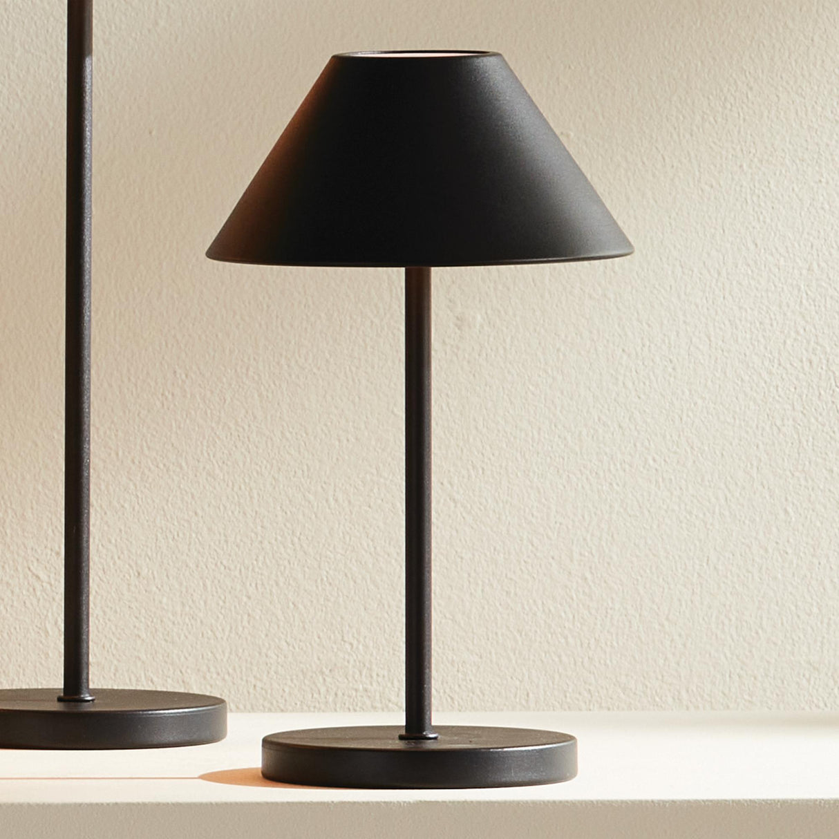 Napa Black ALLUNA CORDLESS LED LAMP 10"