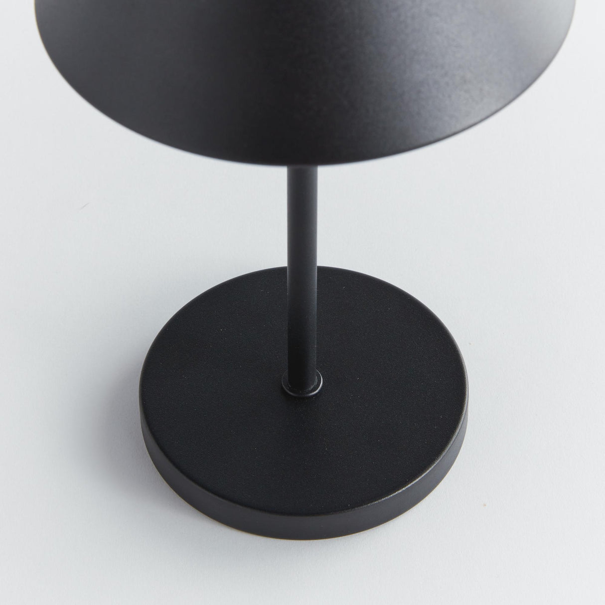 Napa Black ALLUNA CORDLESS LED LAMP 10"