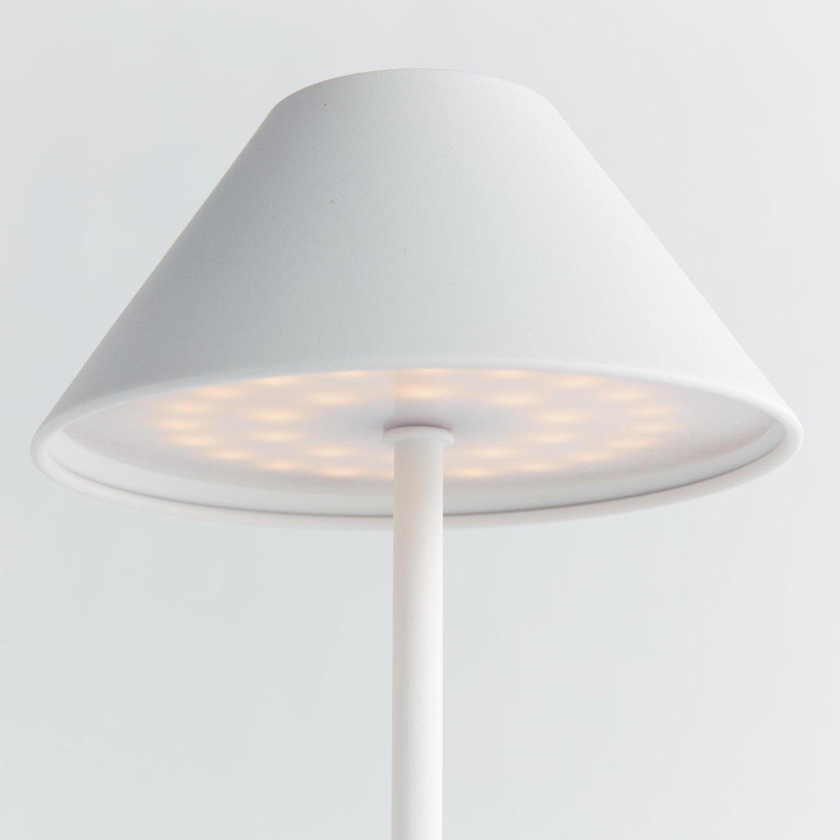 Napa White ALLUNA CORDLESS LED LAMP 10"