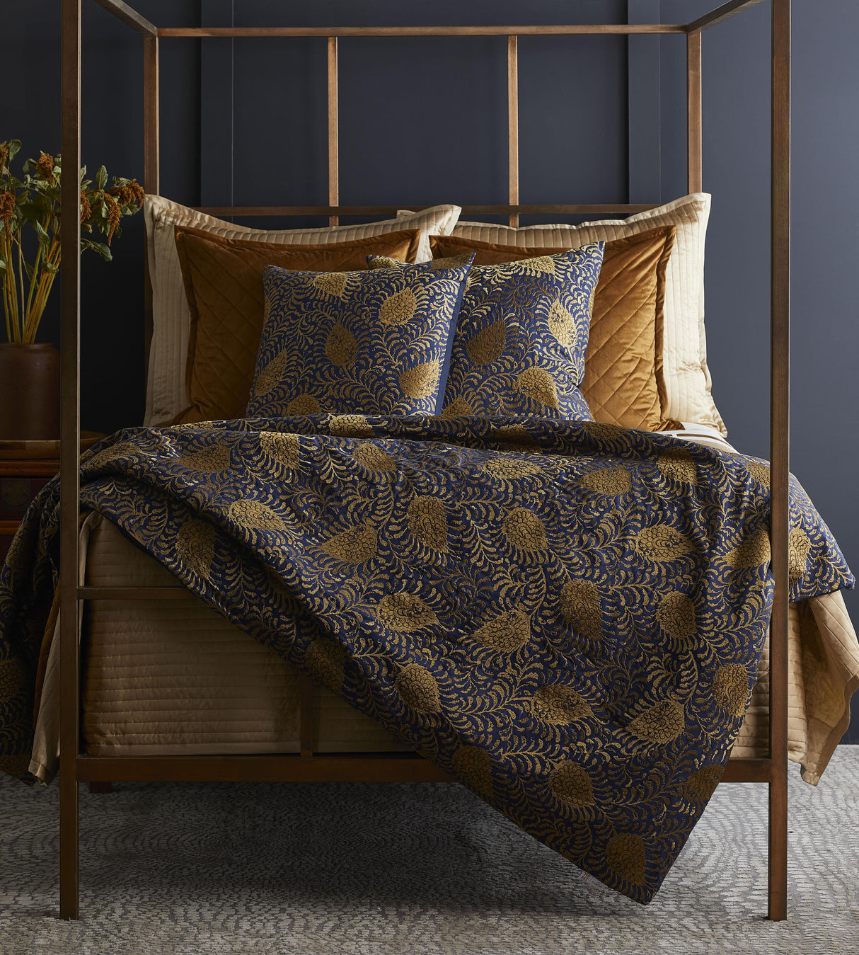 Ann Gish Marine/Gold Queen Kinrande Duvet