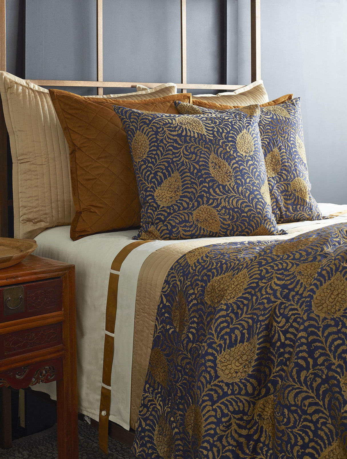 Ann Gish Marine/Gold 26x26 Kinrande Euro Sham