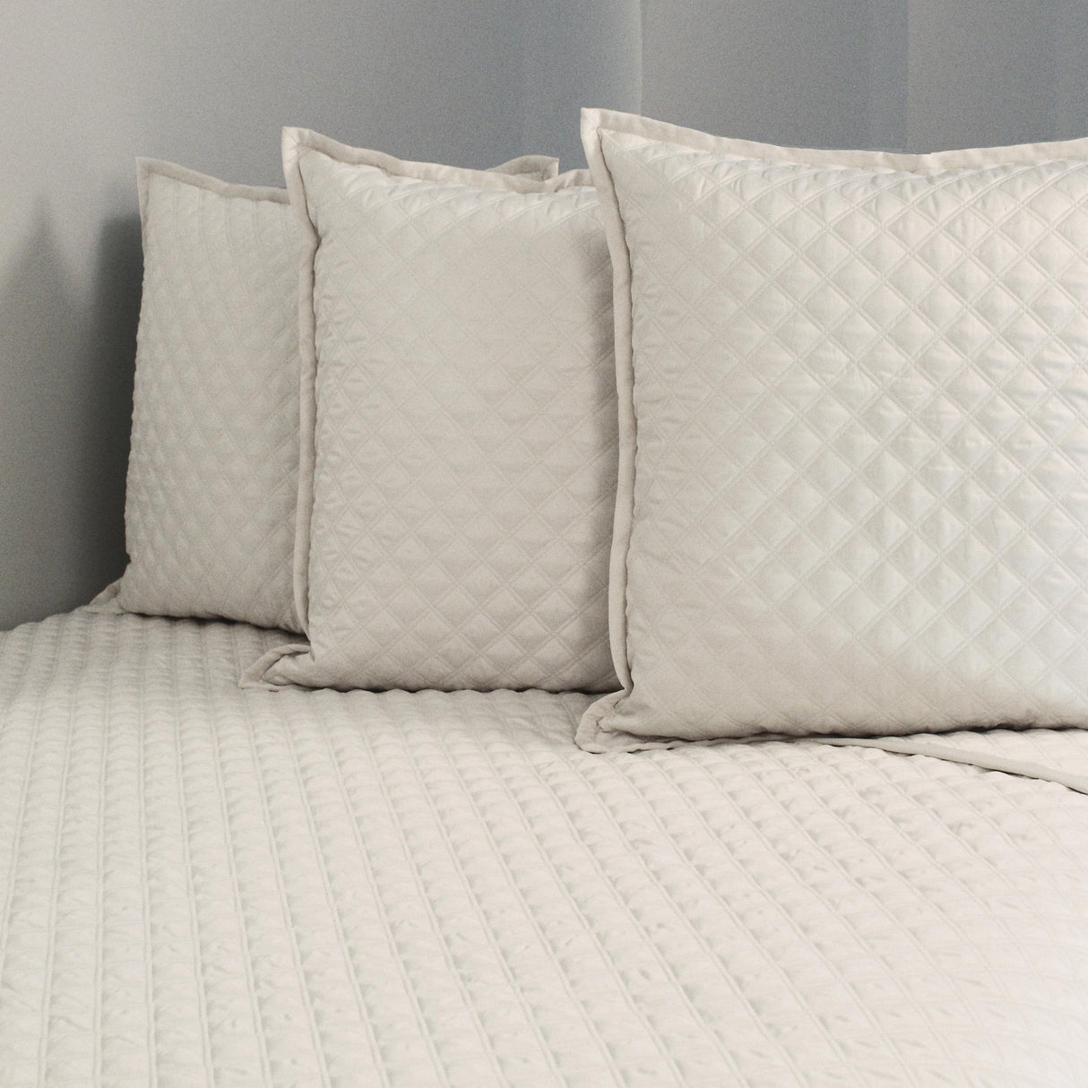 Ann Gish Ivory King Double Diamond Coverlet Set - Ivory
