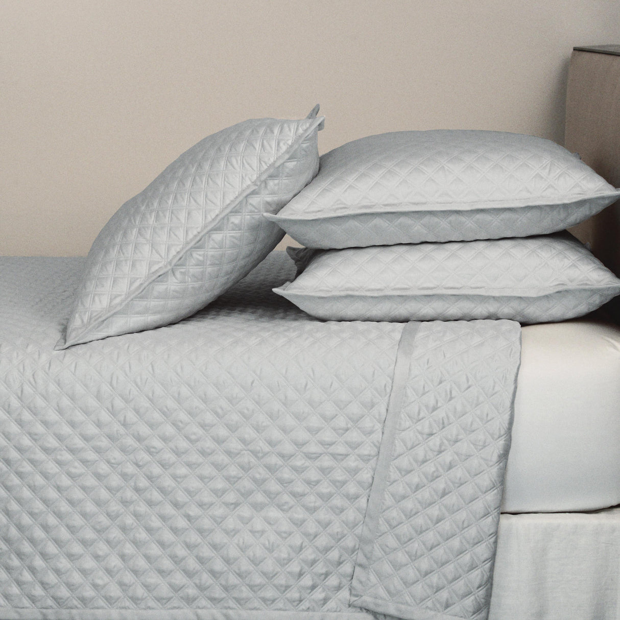 Ann Gish Silver Queen Double Diamond Coverlet Set - Silver