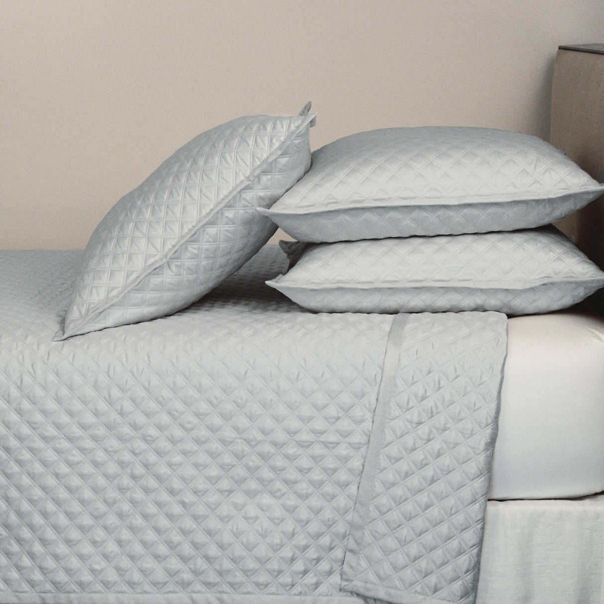Ann Gish Silver Queen Double Diamond Coverlet Set - Silver