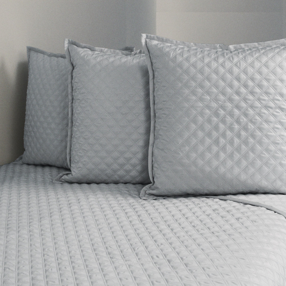 Ann Gish Silver Queen Double Diamond Coverlet Set - Silver