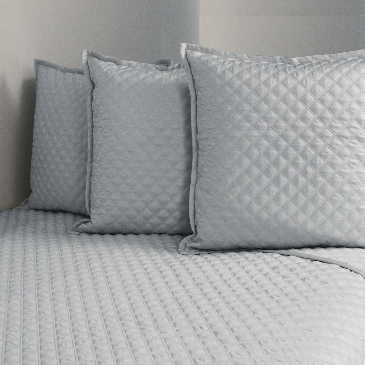 Ann Gish Silver Queen Double Diamond Coverlet Set - Silver