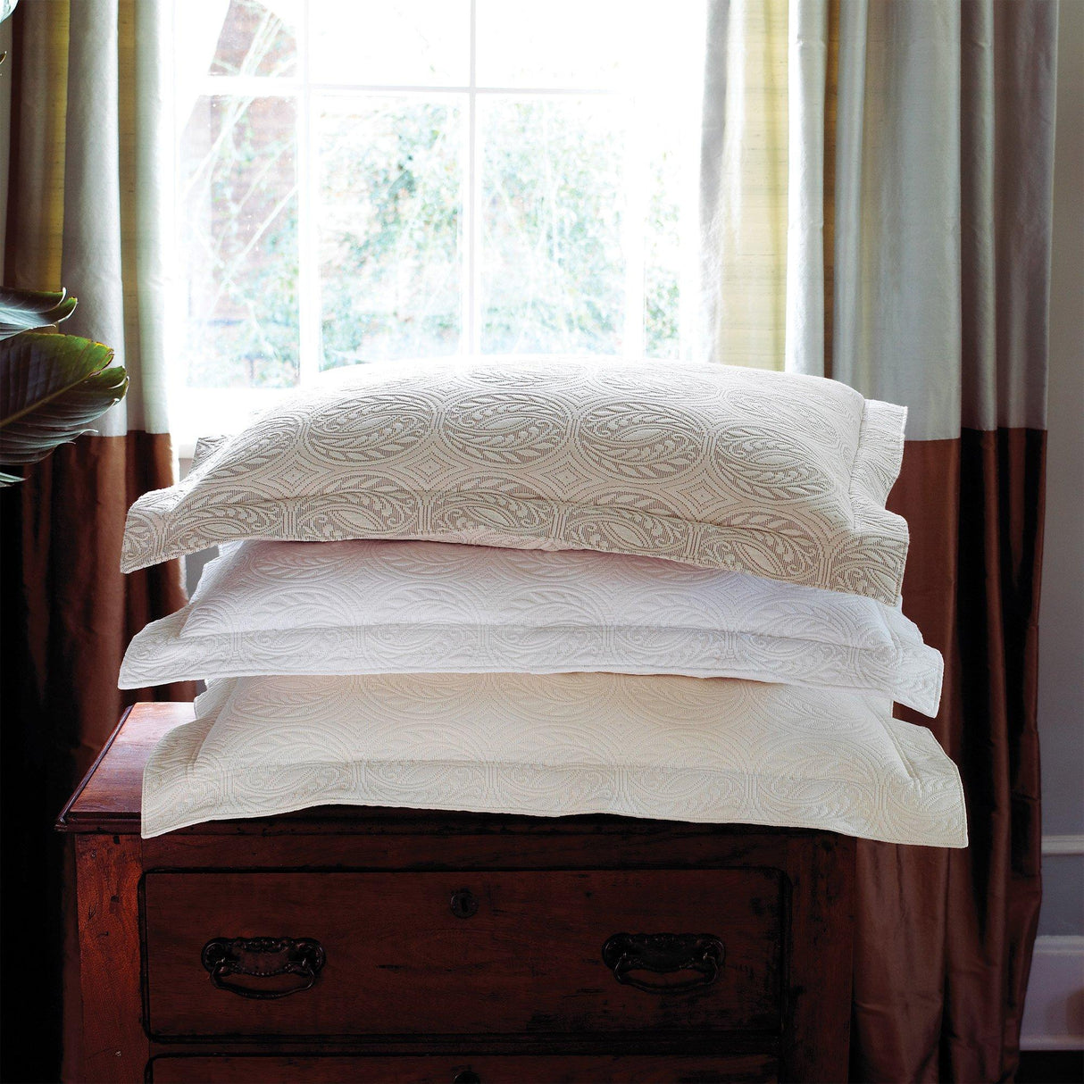 Peacock Alley VIENNA 26x26 EURO SHAM WHITE
