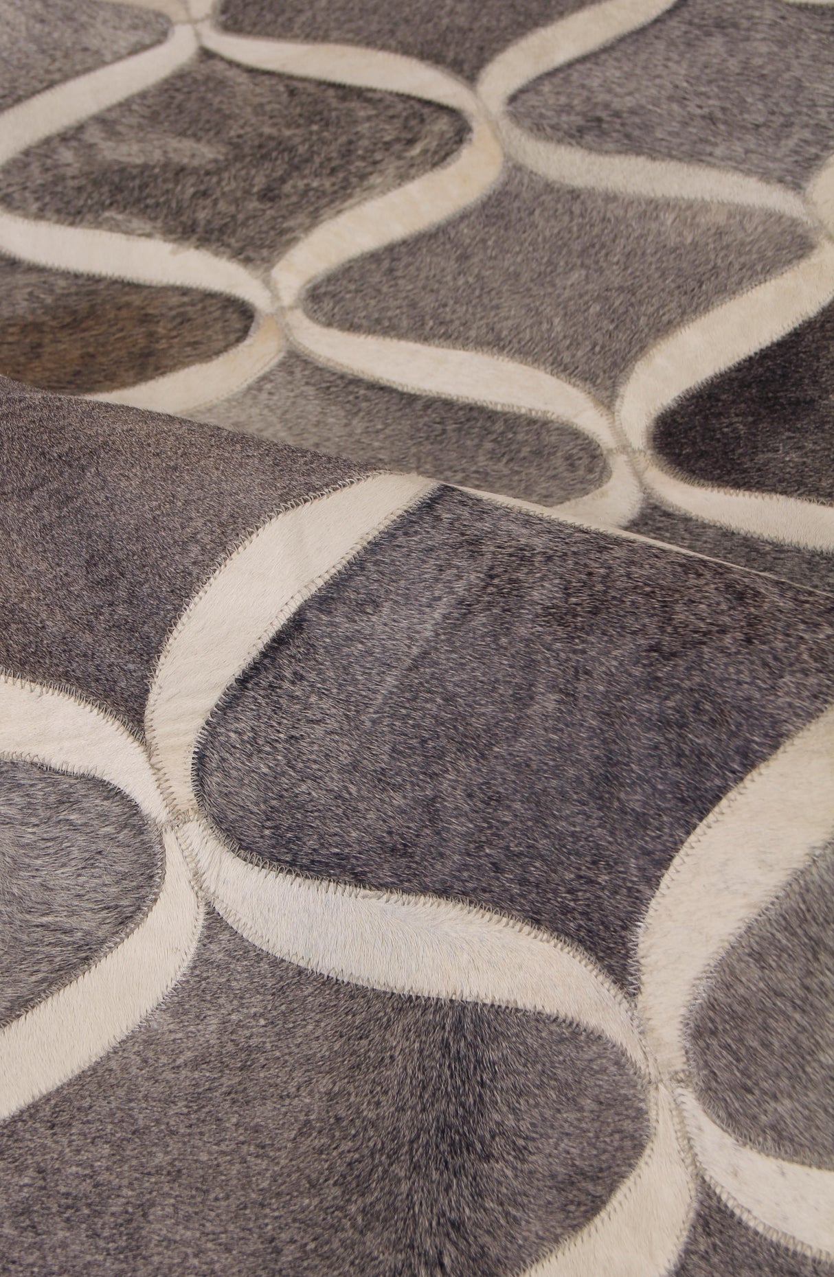 Exquisite Rugs Natural Hide Handmade Leather Hide in 2152 Dark Gray/Multi 8' x 10' Area Rug