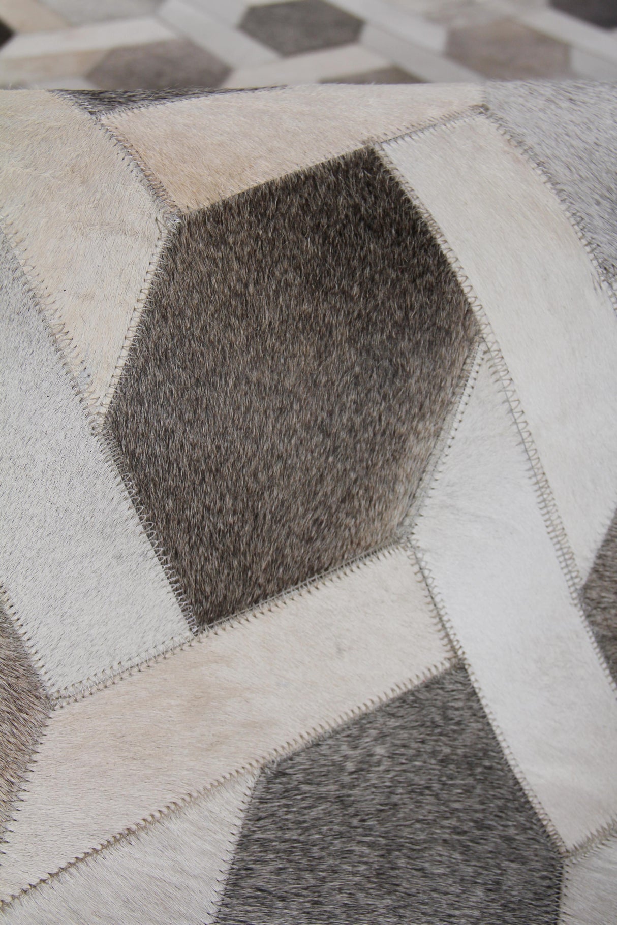 Exquisite Rugs Natural Hide Handmade Leather Hide in 2155 Gray/Silver 8' x 11' Area Rug