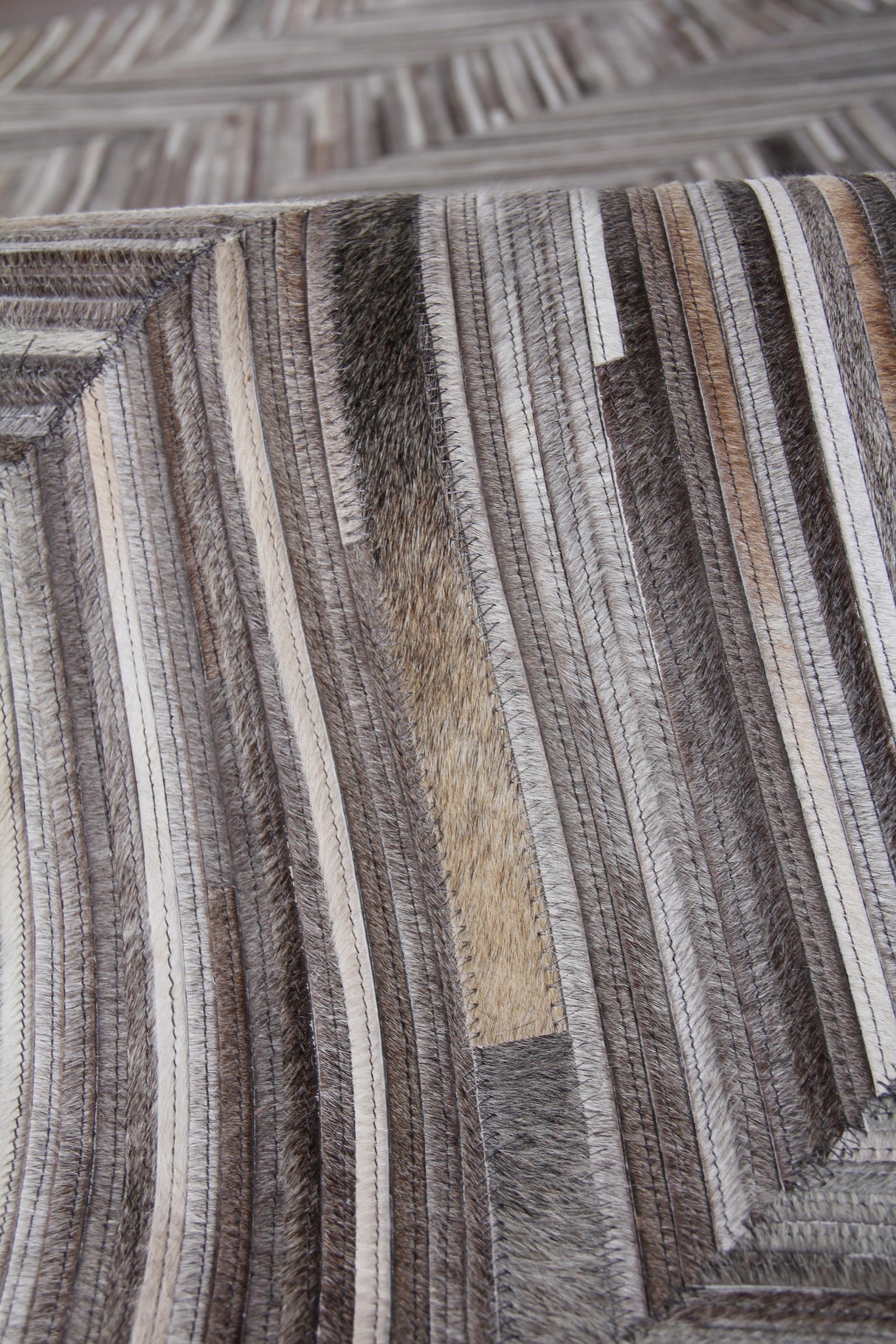 Exquisite Rugs Natural Hide Handmade Leather Hide in 2160 Gray/Ivory 8' x 10' Area Rug