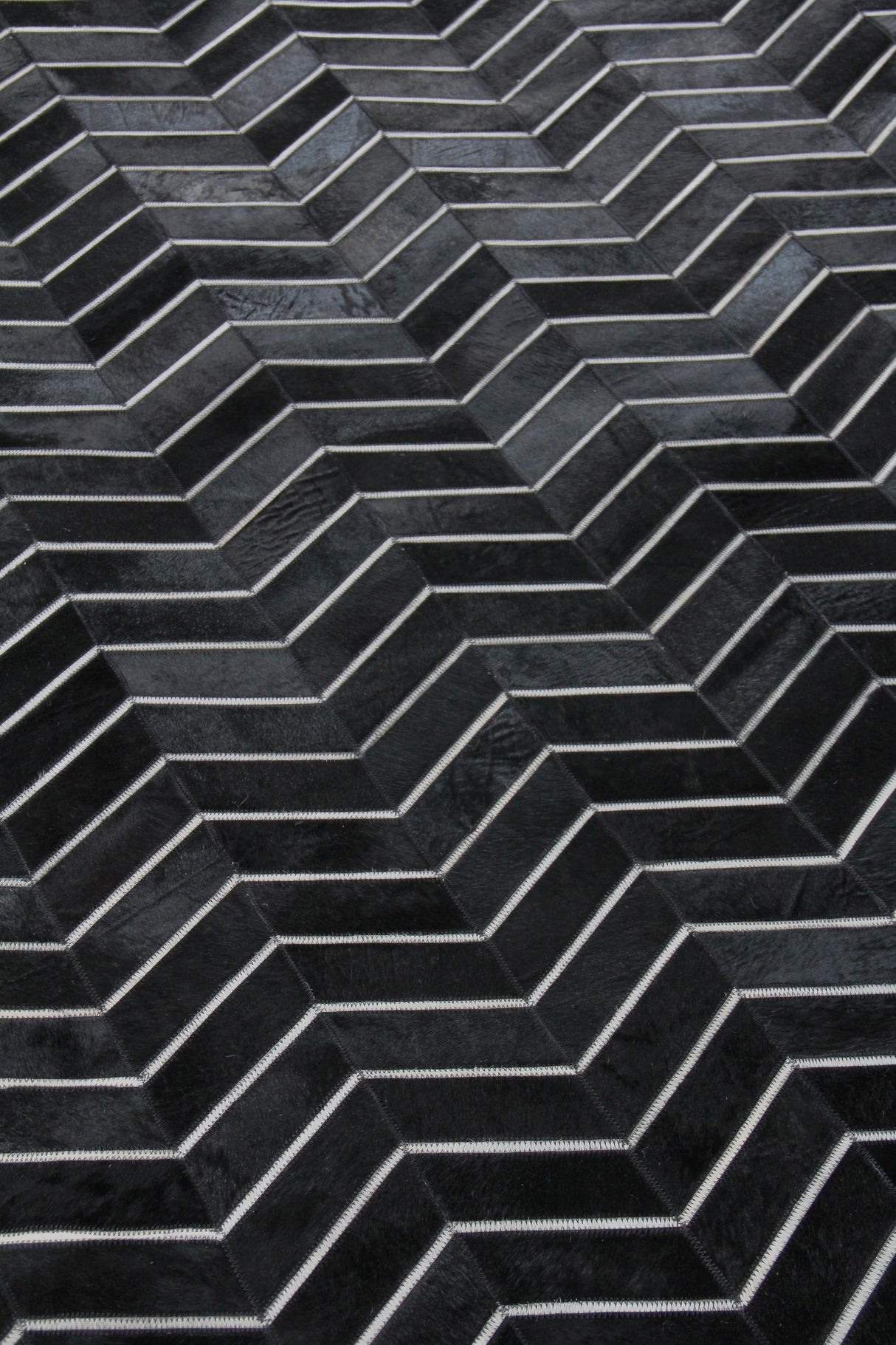 Exquisite Rugs Natural Hide Handmade Leather Hide in 2164 Black/Ivory 11.5' x 14.5' Area Rug