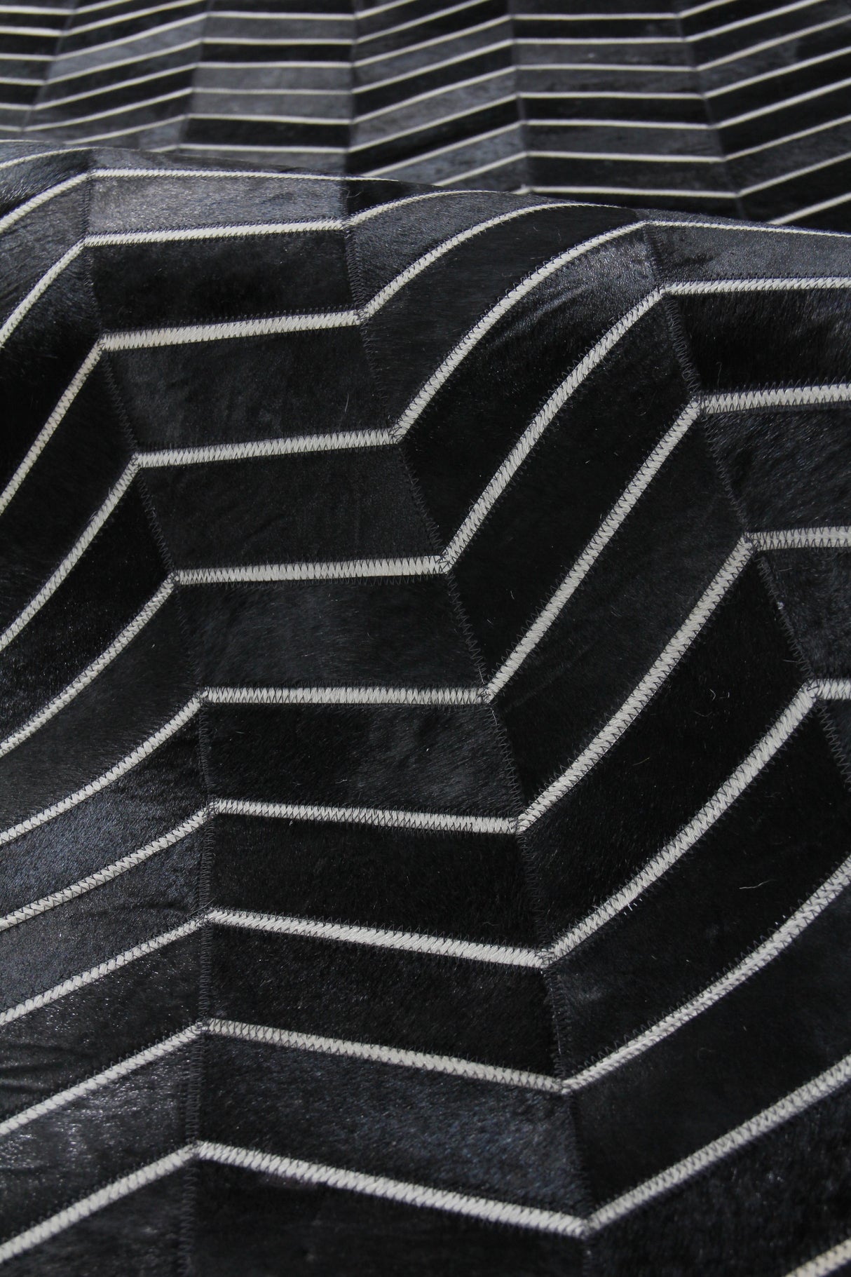 Exquisite Rugs Natural Hide Handmade Leather Hide in 2164 Black/Ivory 11.5' x 14.5' Area Rug