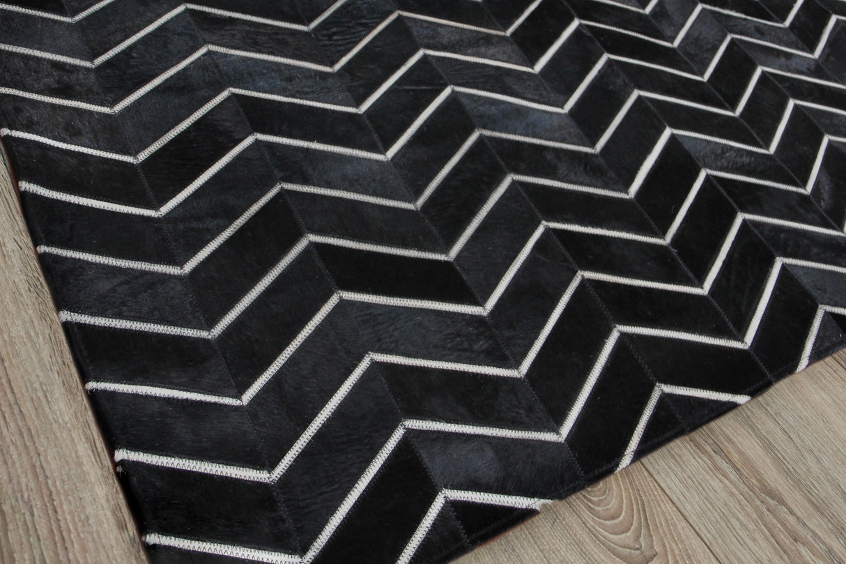 Exquisite Rugs Natural Hide Handmade Leather Hide in 2164 Black/Ivory 5' x 8' Area Rug