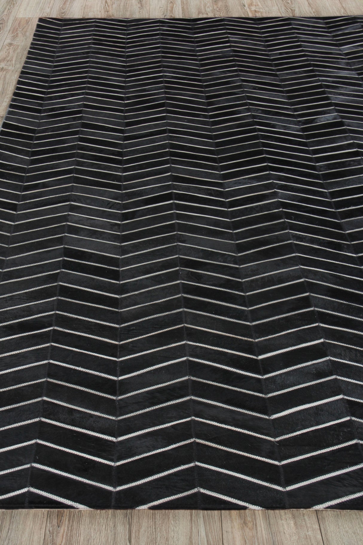 Exquisite Rugs Natural Hide Handmade Leather Hide in 2164 Black/Ivory 5' x 8' Area Rug