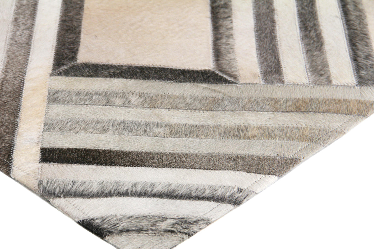Exquisite Rugs Natural Hide Handmade Leather Hide in 2166 Silver/Ivory 5' x 8' Area Rug