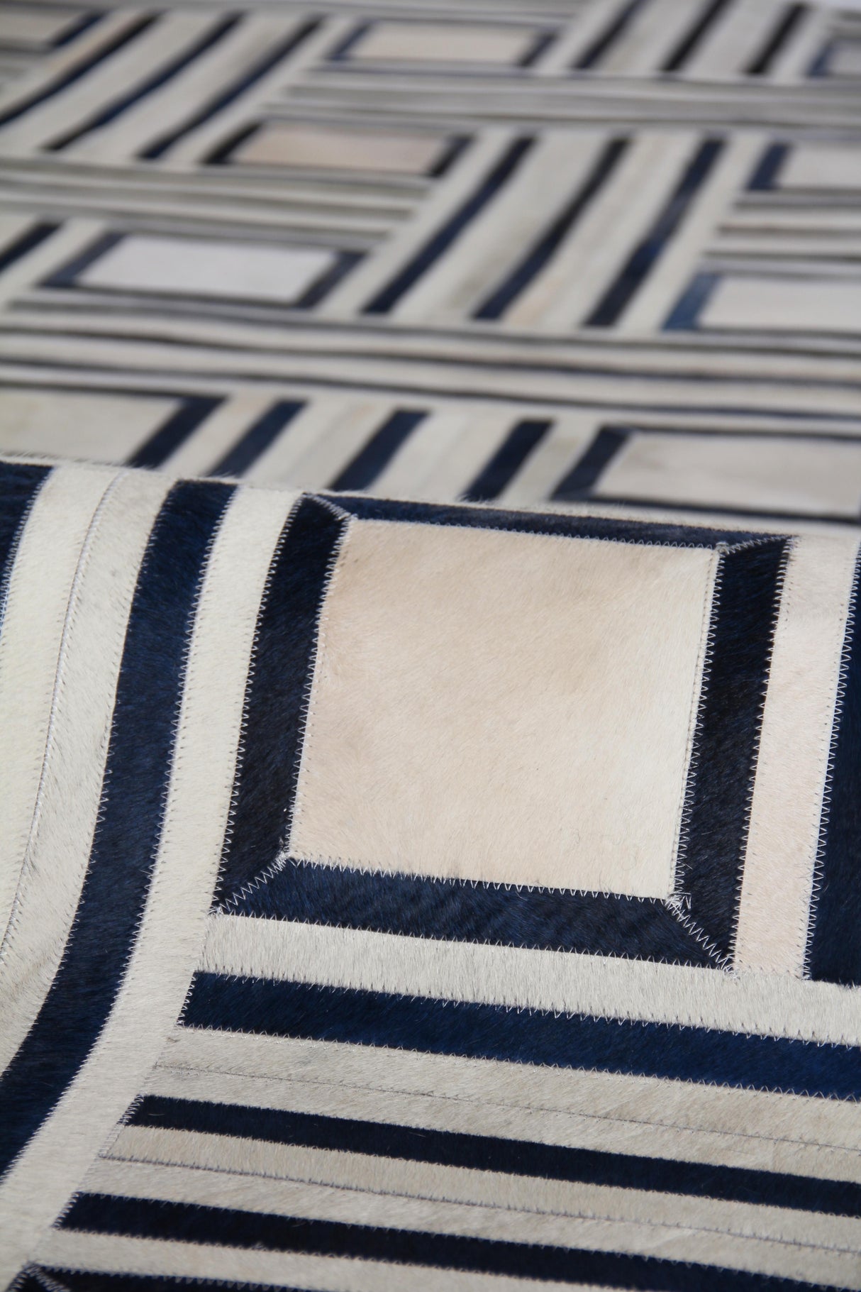 Exquisite Rugs Natural Hide Handmade Leather Hide in 2167 Ivory/Blue/Multi 5' x 8' Area Rug