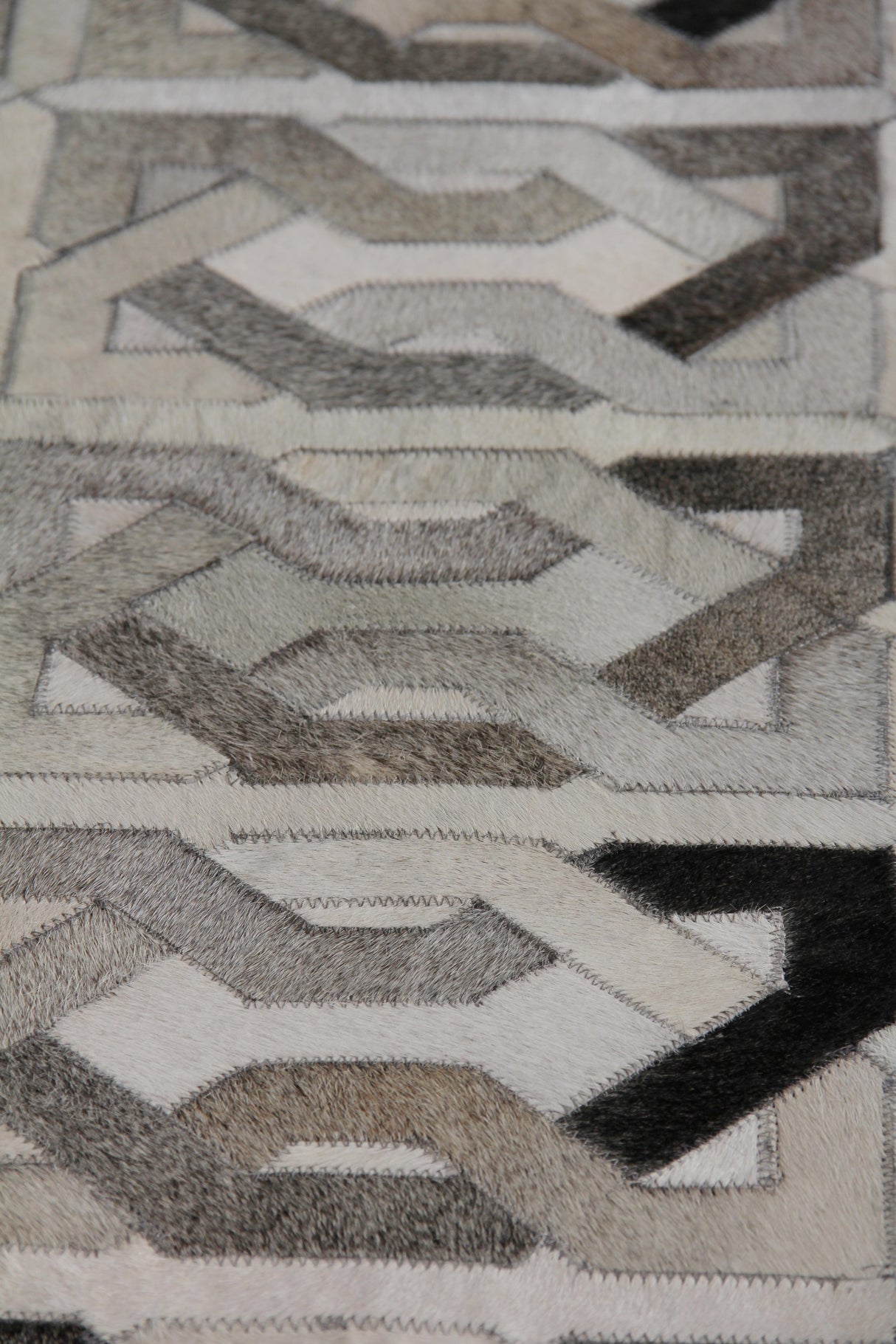 Exquisite Rugs Natural Hide Handmade Leather Hide in 2168 Ivory/Silver/Medium Gray 5' x 8' Area Rug