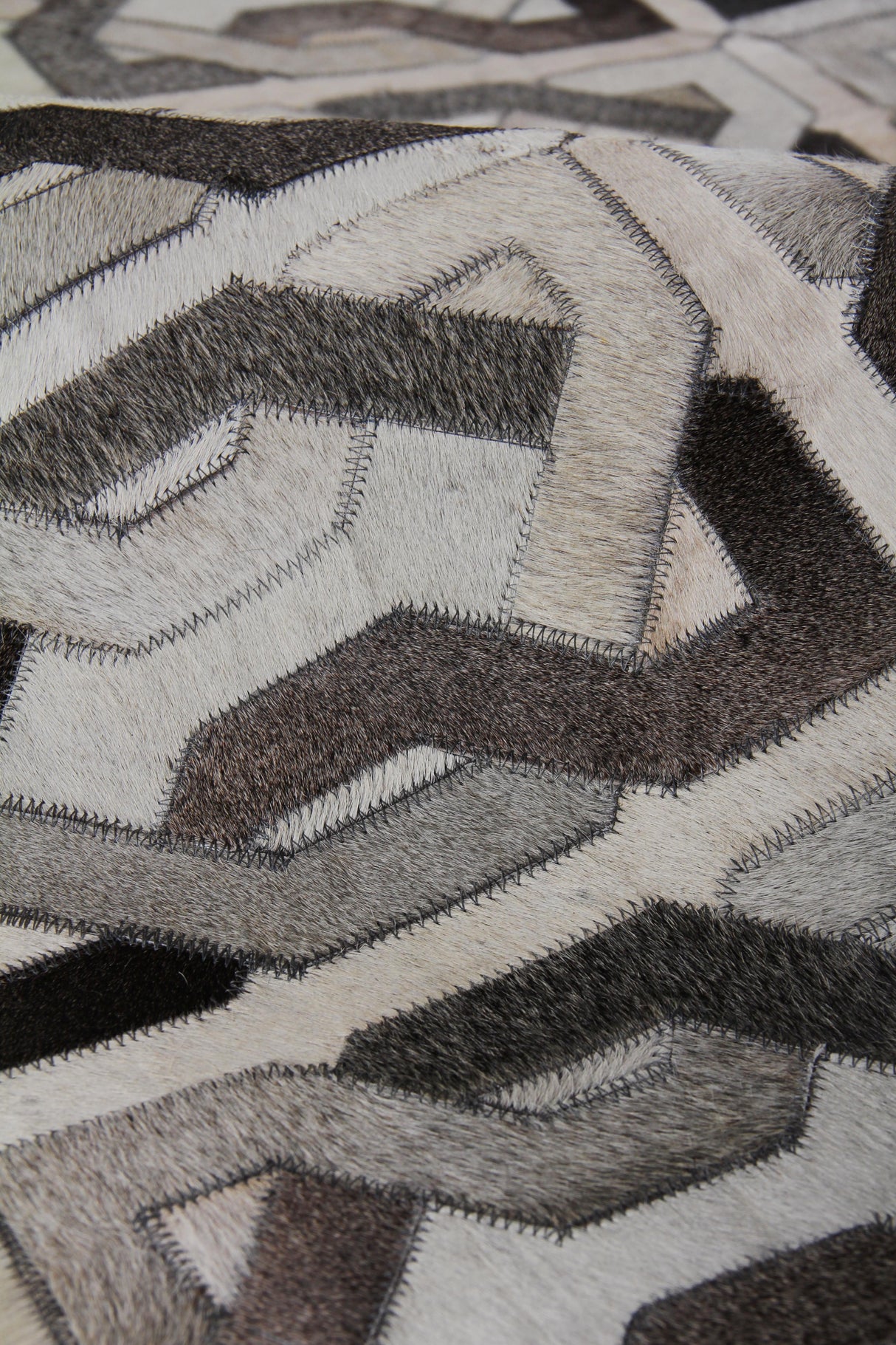 Exquisite Rugs Natural Hide Handmade Leather Hide in 2168 Ivory/Silver/Medium Gray 5' x 8' Area Rug