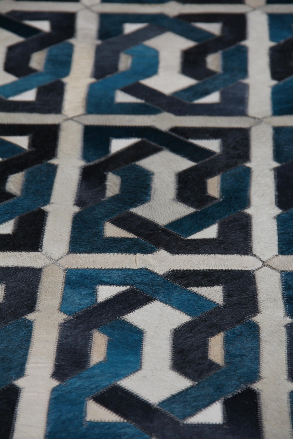 Exquisite Rugs Natural Hide Handmade Leather Hide in 2169 Ivory/Navy/Medium Blue 5' x 8' Area Rug