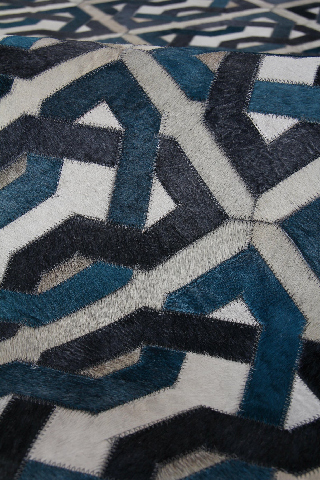 Exquisite Rugs Natural Hide Handmade Leather Hide in 2169 Ivory/Navy/Medium Blue 5' x 8' Area Rug