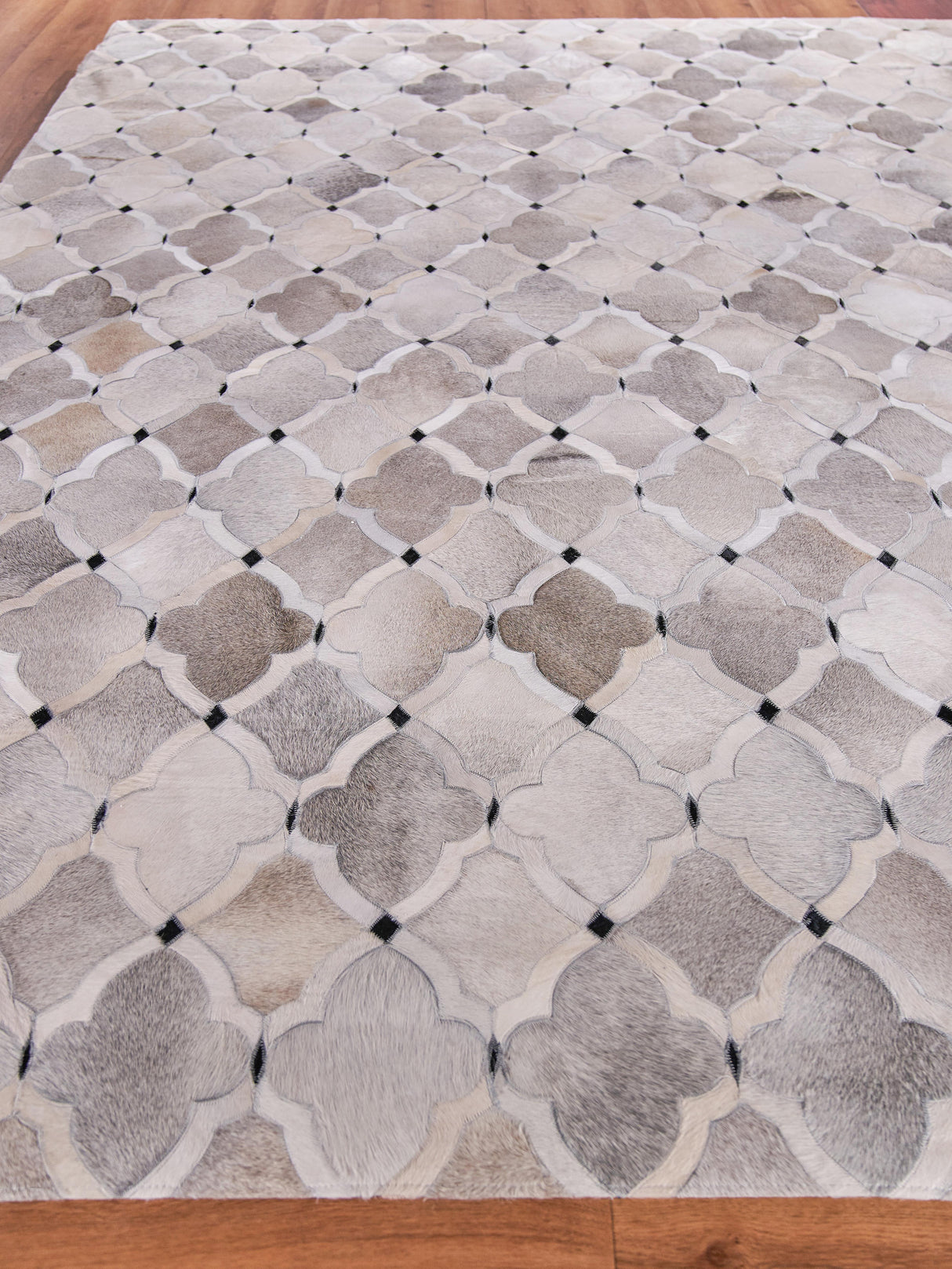 Exquisite Rugs Natural Hide Handmade Leather Hide in 2176 Silver/Ivory/Dark Gray 5' x 8' Area Rug