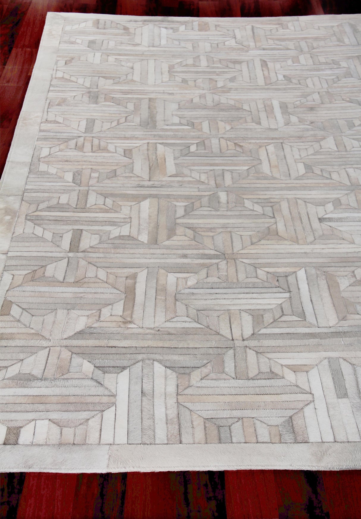 Exquisite Rugs Natural Hide Handmade Leather Hide in 2178 Ivory 5' x 8' Area Rug