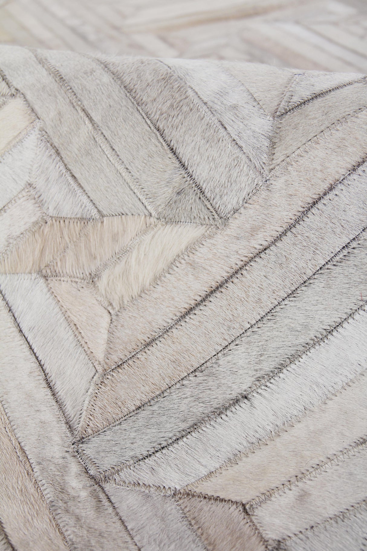 Exquisite Rugs Natural Hide Handmade Leather Hide in 2178 Ivory 5' x 8' Area Rug