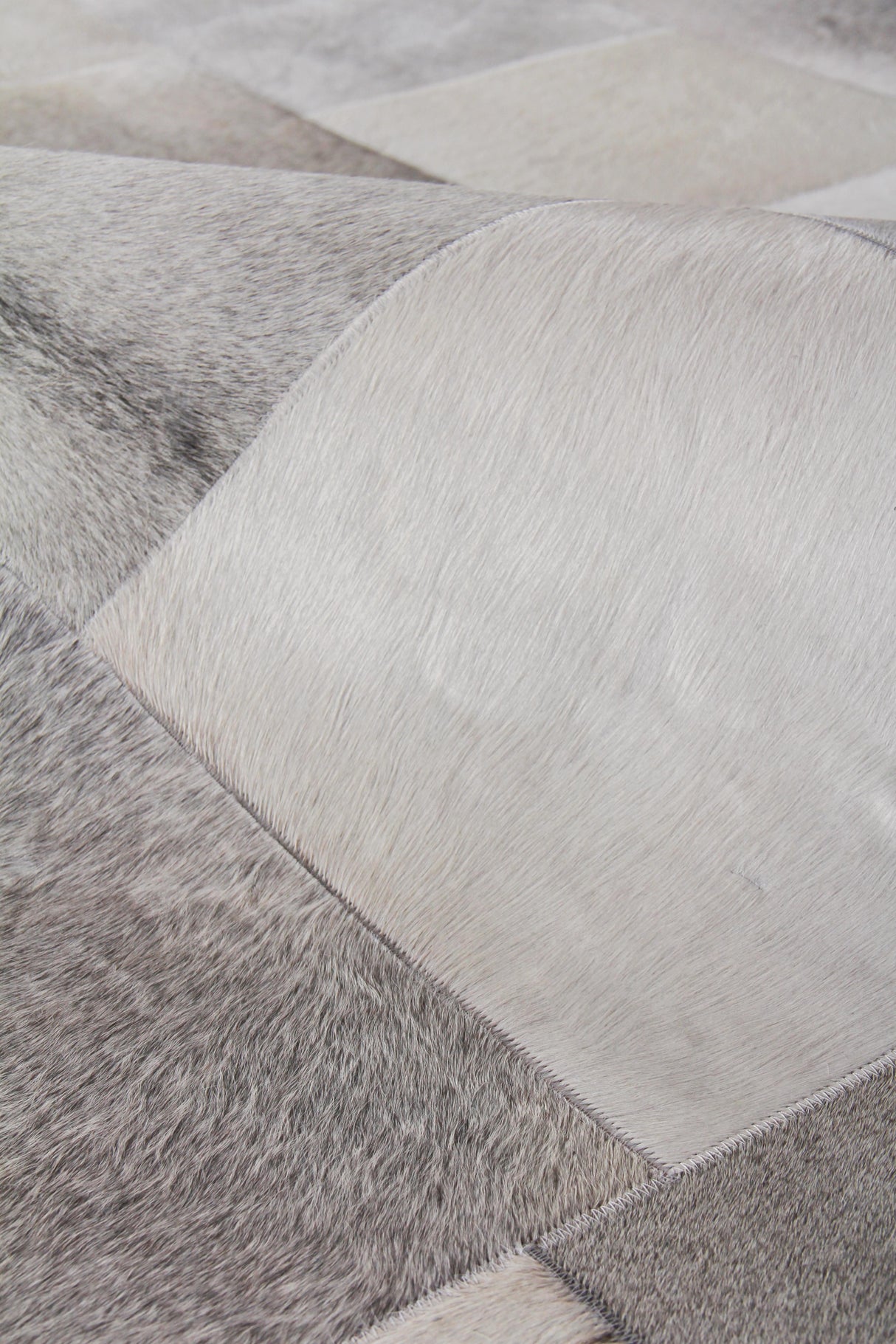 Exquisite Rugs Natural Hide Handmade Leather Hide in 2189 Silver/Gray 5' x 8' Area Rug