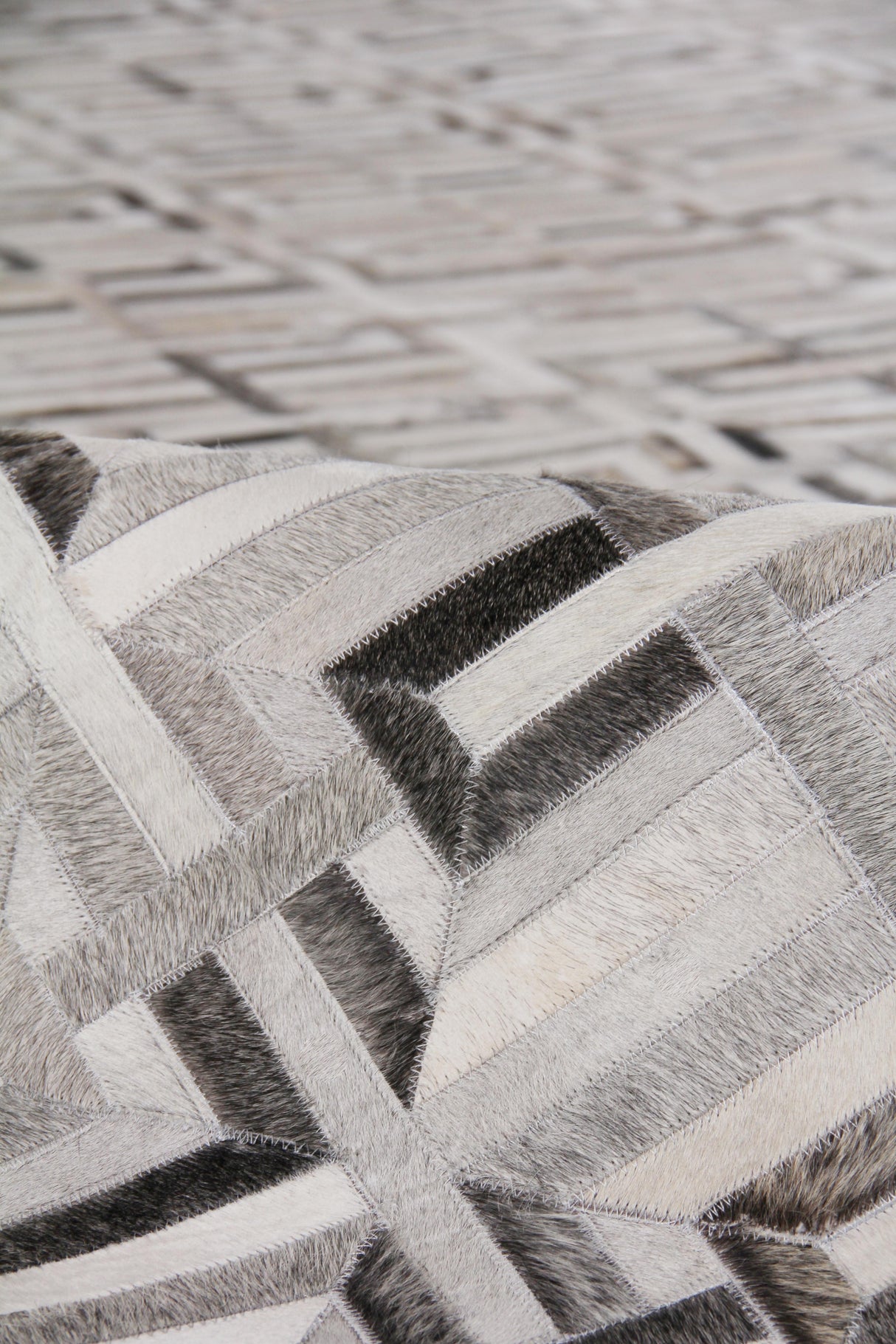 Exquisite Rugs Natural Hide Handmade Leather Hide in 2202 Silver/Ivory 8' x 10' Area Rug