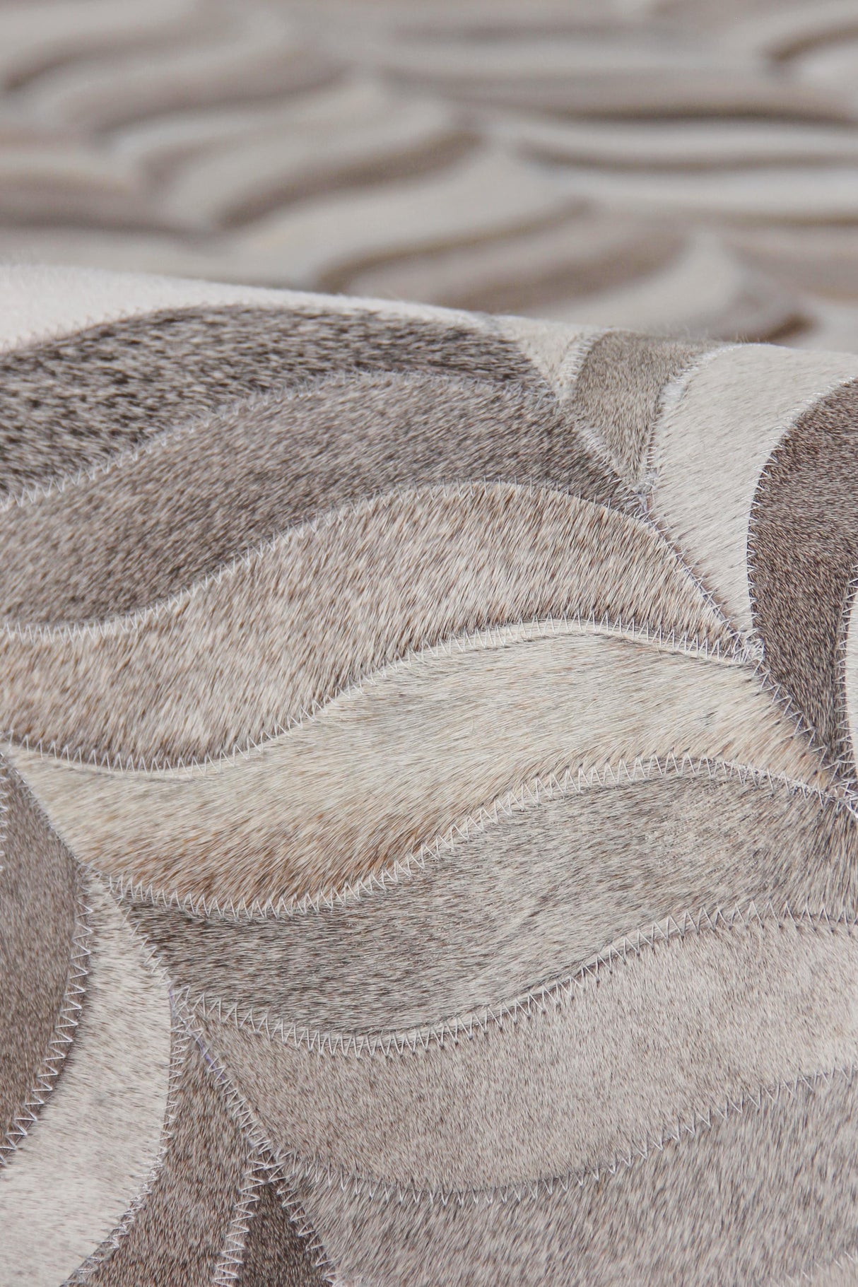 Exquisite Rugs Natural Hide Handmade Leather Hide in 2207 Silver 5' x 7' Area Rug